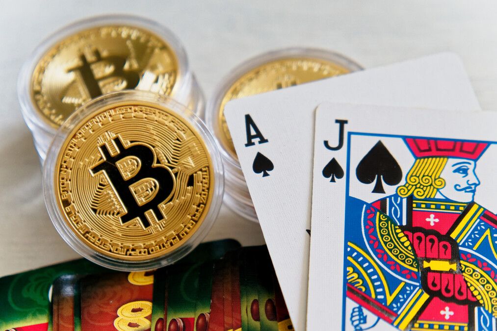 Activo digital. Representación del Bitcoin junto a dos cartas de póker.