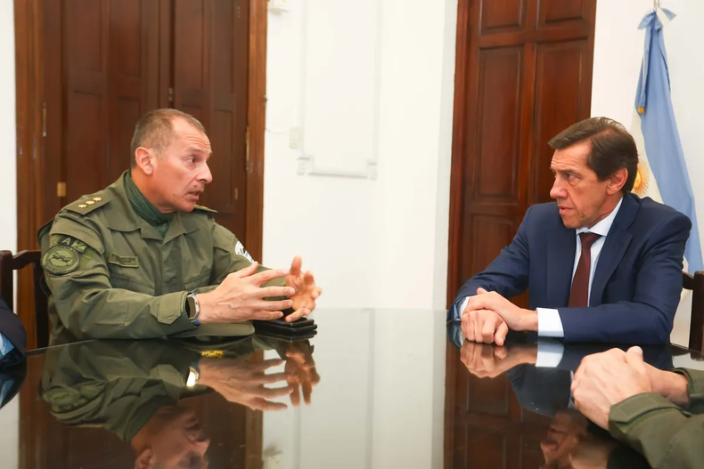 Carlos Sadir, recibió el saludo protocolar del comandante mayor Marcelo Adrián De La Cruz.