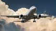 Al principio, se puede ver como ingresa los oficiales aeroportuarios antes de que despegue la aeronave para detener al chico.
