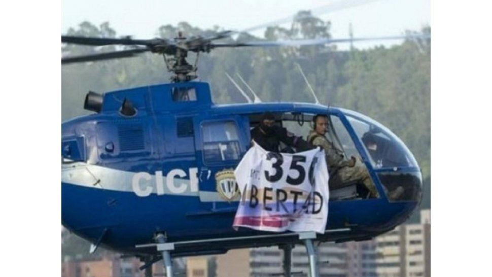 Helicóptero sobrevolando la Corte