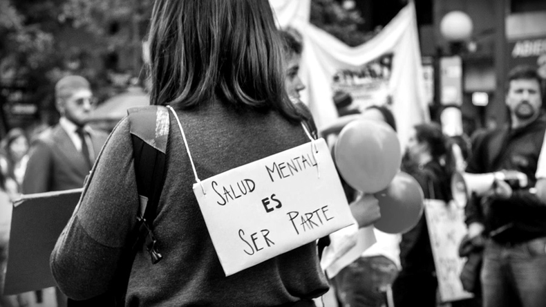 ¿A quién protege la ley de salud mental? A las personas con padecimiento mental. También se encuentran incluidas en esta ley las personas con usos problemáticos de drogas