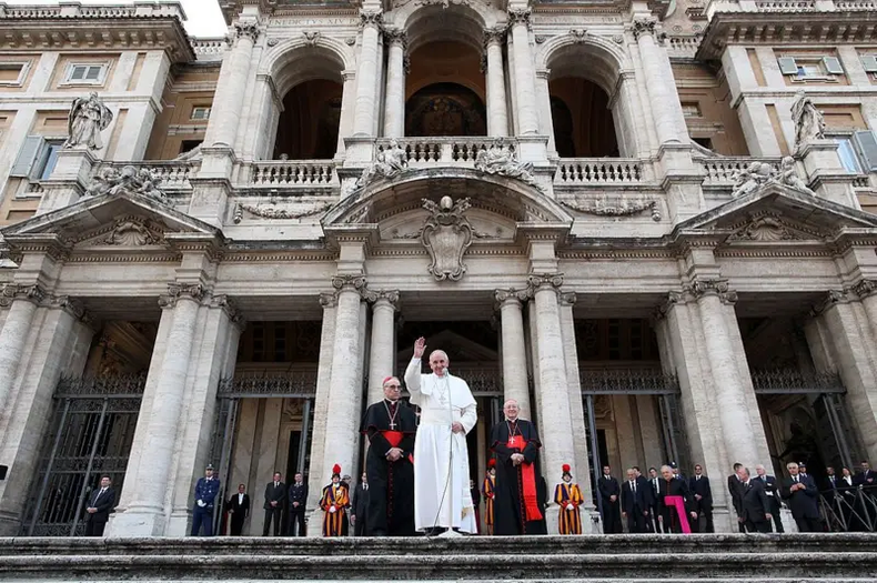Francisco frente a la basílica de Santa María la Mayor, en Roma. En este lugar será enterrado.