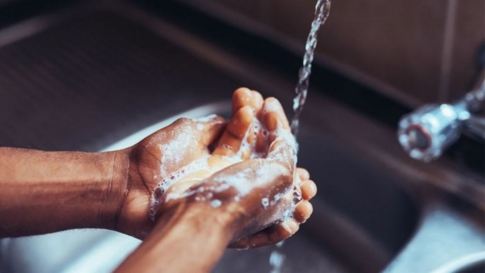La importancia del agua para el lavado de las manos para evitar el coronavirus.