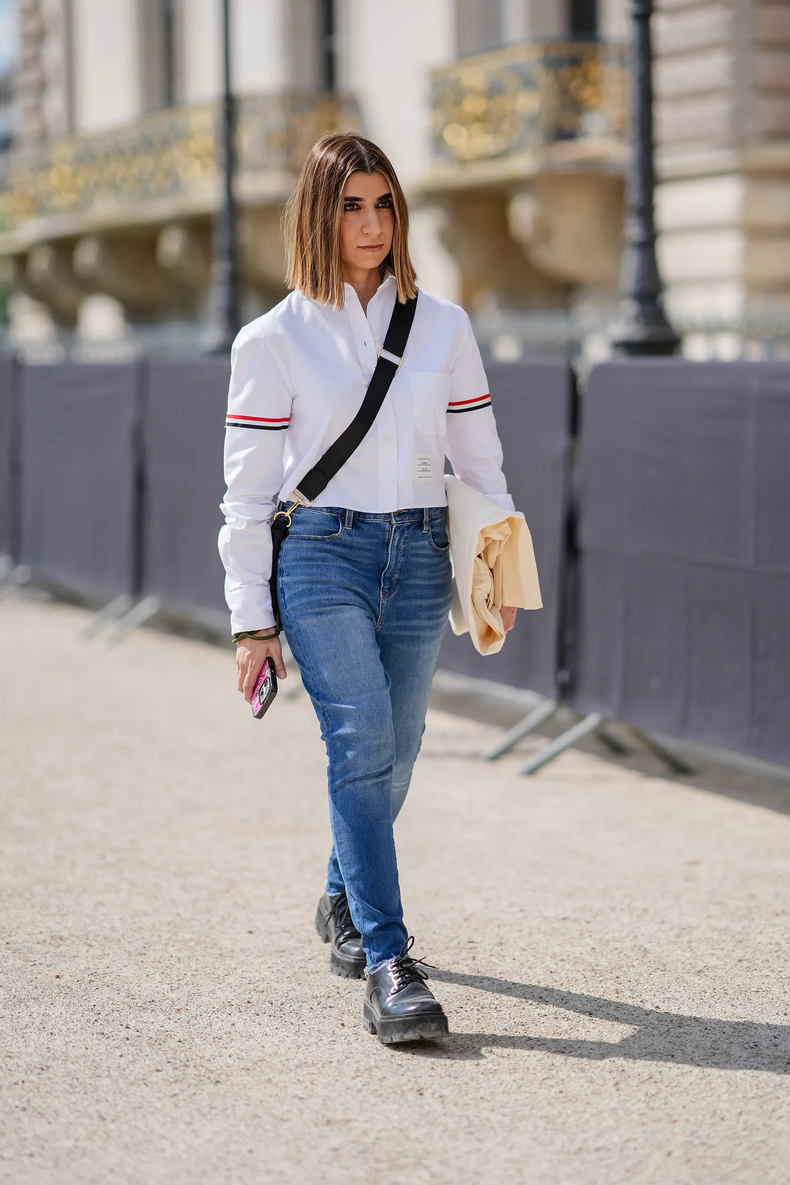Las ejecutivas modernas aprovechan los jeans ceñidos de tiro alto que favorecen a todo tipo de silueta. Edward Berthelot / Getty Images Las ejecutivas modernas aprovechan los jeans ceñidos de tiro alto que favorecen a todo tipo de silueta. Edward Berthelot / Getty Images