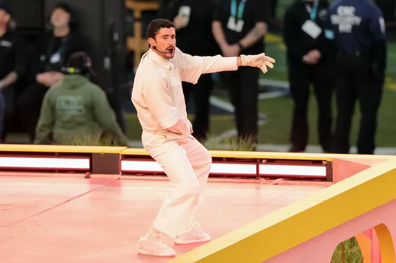Bad Bunny hizo historia este domingo tras encabezar el espectáculo de medio tiempo del Super Bowl LX 2026 en el Levi’s Stadium de Santa Clara, California.
