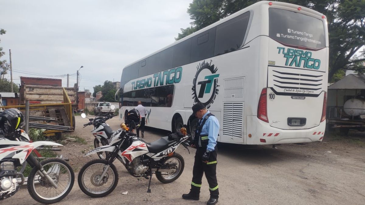 Colectivos ilegales demorados en la capital jujeña.