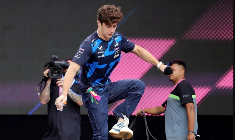 Franco Colapinto sorprendió en Brasil: entró disfrazado como Valderrama al Fan Zone de San Pablo Franco Colapinto sorprendió en Brasil: entró disfrazado como Valderrama al Fan Zone de San Pablo