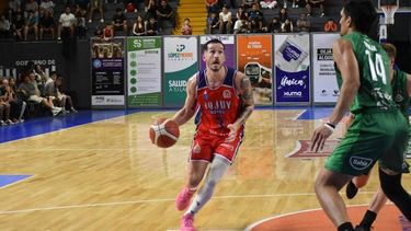 El Jujuy Básquet lo peleó y llegó a empatar en 70, pero un triple de Bertona a 12 segundos sentenció el 79-71 para Barrio Parque en la Liga Argentina. El Jujuy Básquet lo peleó y llegó a empatar en 70, pero un triple de Bertona a 12 segundos sentenció el 79-71 para Barrio Parque en la Liga Argentina.