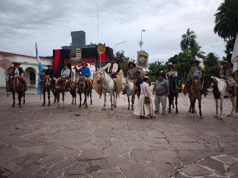 Gauchos iniciaron la Marcha Evocativa y Patriótica hacia Humahuaca