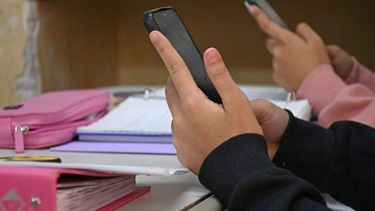 Amenaza de tiroteo en Jujuy: dede hoy rige el uso de celulares en las escuelas Amenaza de tiroteo en Jujuy: dede hoy rige el uso de celulares en las escuelas