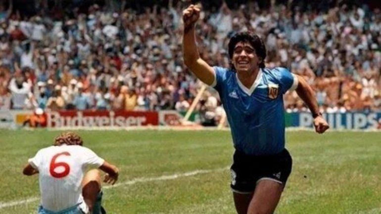 Hoy se cumplen 35 años de los goles de Diego Armando Maradona a los ingleses: aquel histórico que trasladó el balón desde mitad de la cancha, y la famosa mano de Dios.