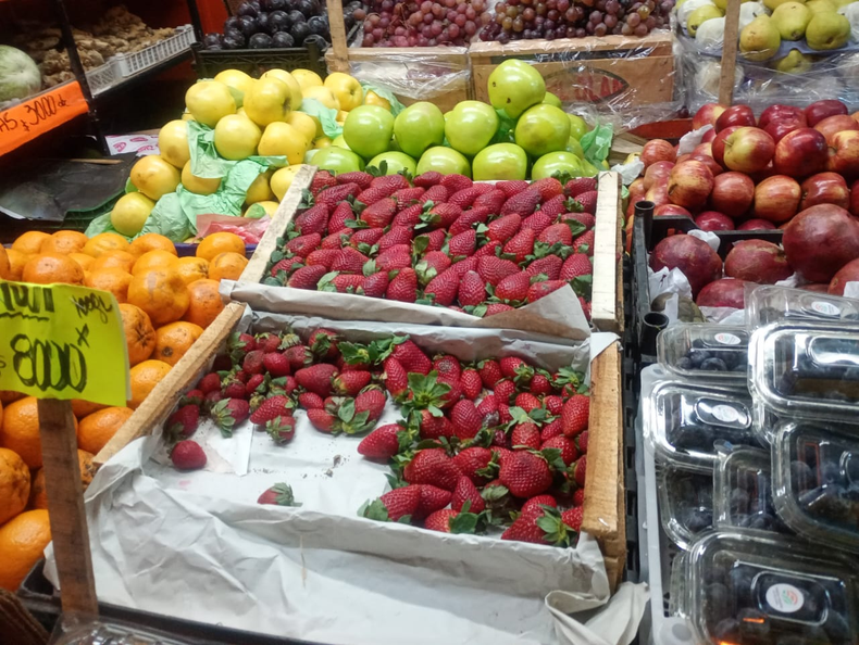 Precios de las frutas y verduras en este invierno: Pimientos, chauchas, berenjenas, frutillas y uvas registraron subas por las heladas. Un vendedor detalló los precios actuales.