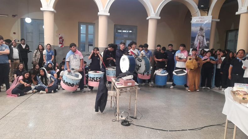 El tradicional Colegio del Huerto celebró sus 149 años con estudiantes, docentes y familias. Un banderazo llevó el festejo hasta Plaza Belgrano.
