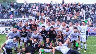 Altos Hornos Zapla jugará la final del Torneo Regional Amateur.