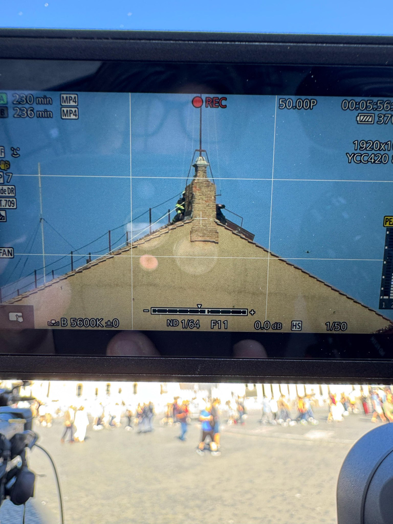 Habemus chimenea! Ya fue instalada la chimenea en el techo de la Capilla Sixtina! De ahí saldrá la semana que viene la fumata blanca que indicará que fue electo el sucesor del Papa Francisco! (foto X @bettapique)