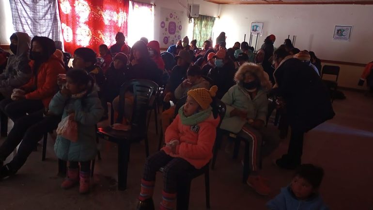 Los niños contentos viendo una de las películas proyectadas.