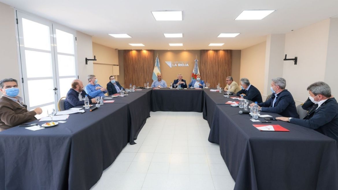 Alberto Fernández con gobernadores en La Rioja
