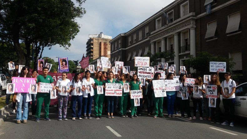 No fue suicidio, la consigna en la marcha por Ani en el centro tucumano