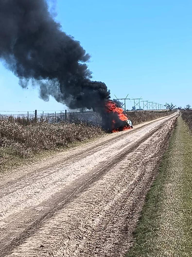 Avioneta narco: Las dos camionetas fueron halladas por los agentes en una zona rural entre las rutas 15 y 178, entre las jurisdicciones de Villa Eloísa y Cruz Alta. Ambas habían sido incendiadas.