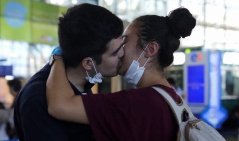 beso en aeropuerto con barbijo.png