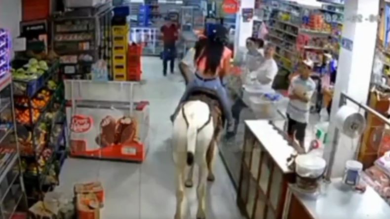 Una mujer ingresó a un supermercado montada encima de su caballo.