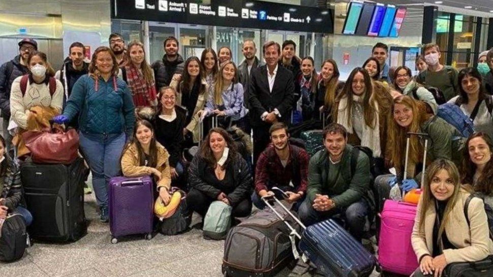 Regresan médicos argentinos al país