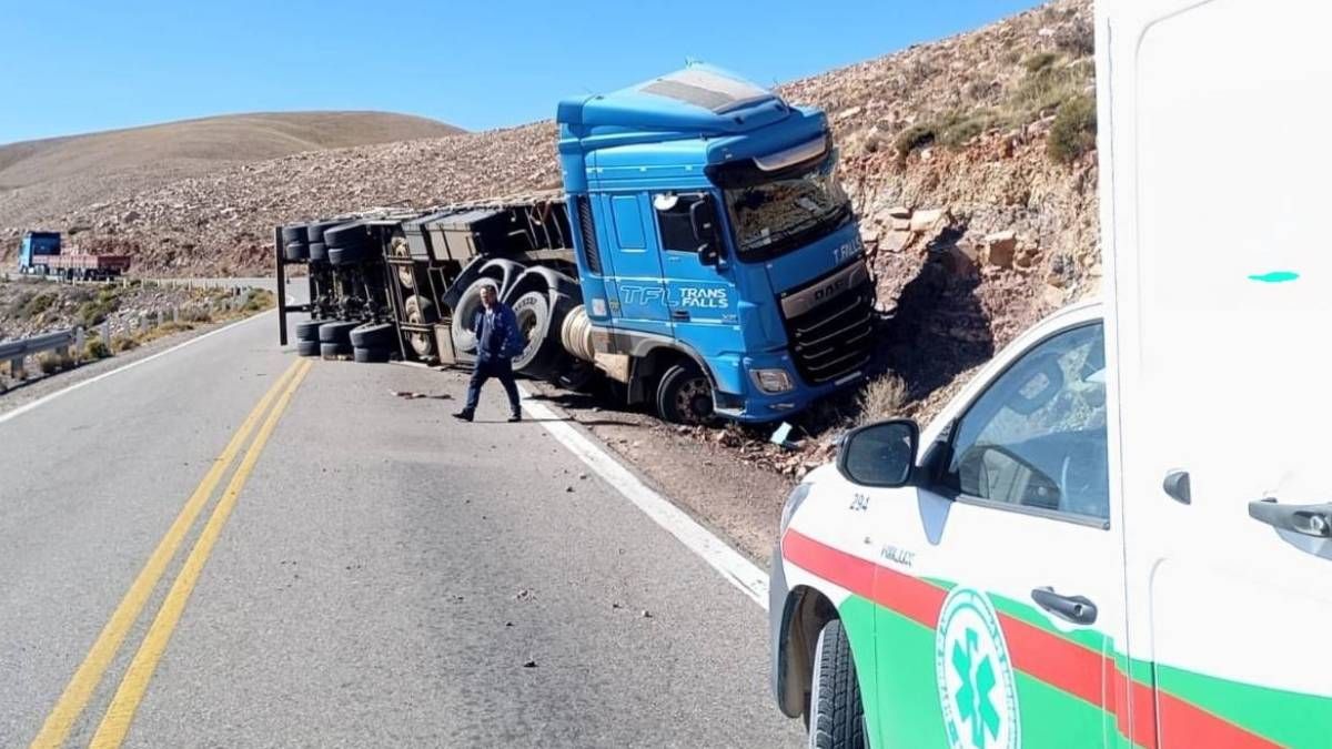 Vuelco de un camión en Cuesta del Lipán