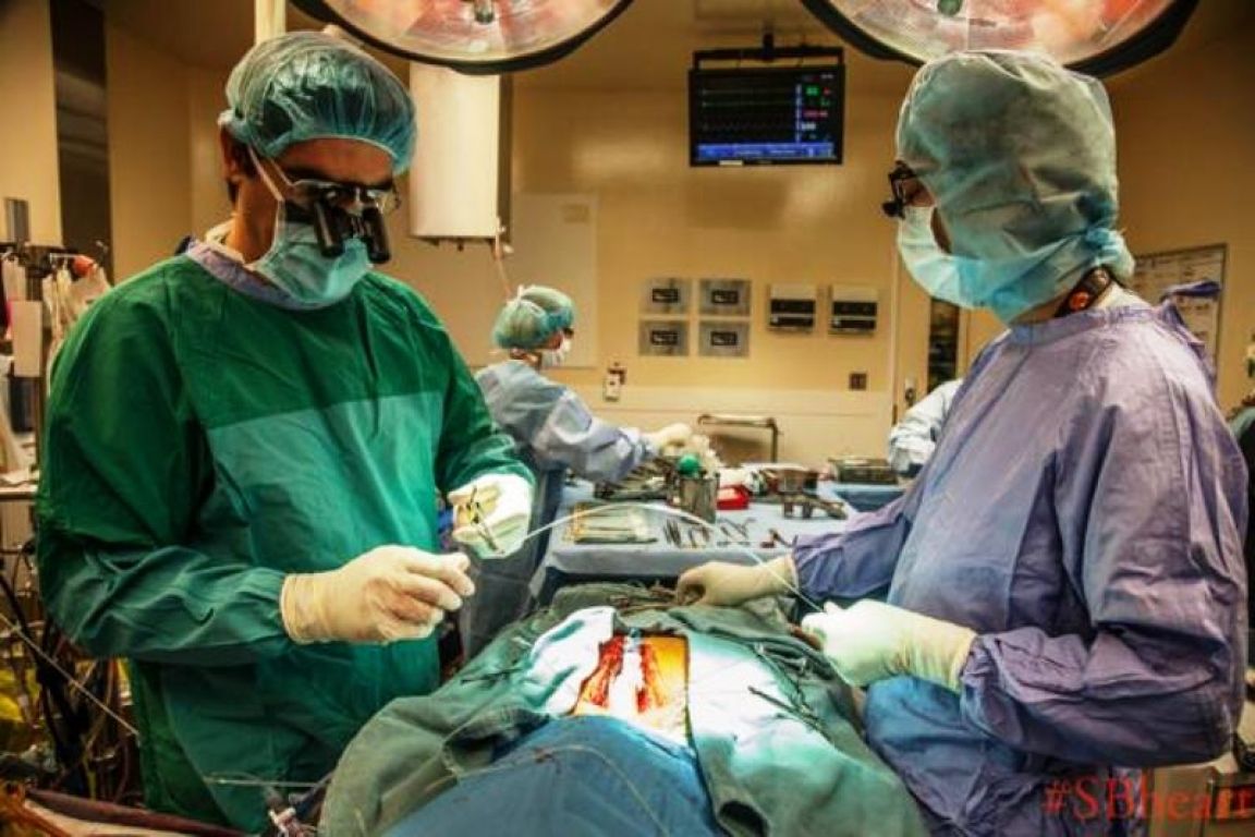 Médicos transmiten por Twitter y en