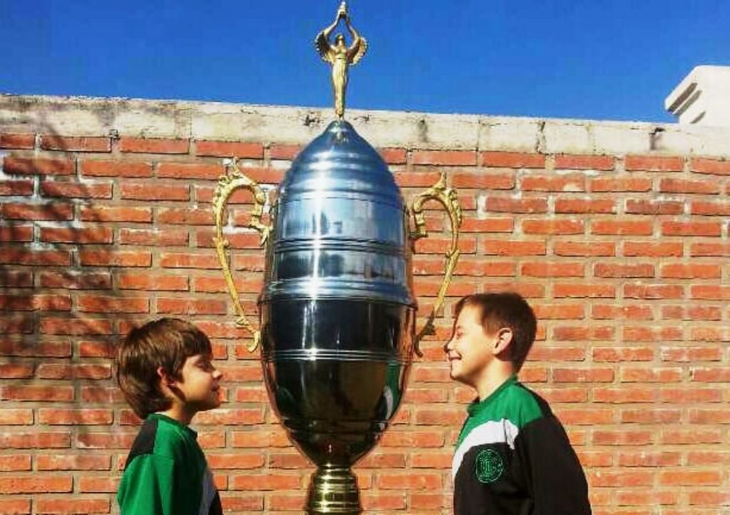 Imponente trofeo en juego
