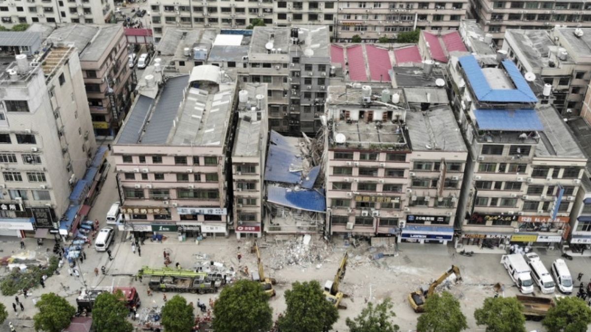 El edificio comercial de la ciudad de Changsha, en la provincia de Hunan, que tenía apartamentos, un hotel y un cine, colapsó el pasado viernes.