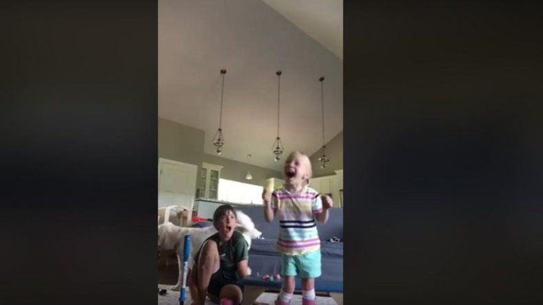 Así reacciona una nena de 4 años con parálisis cerebral que camina por primera vez
