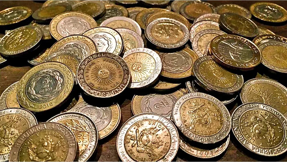 Las monedas argentinas se venden en el mercado.