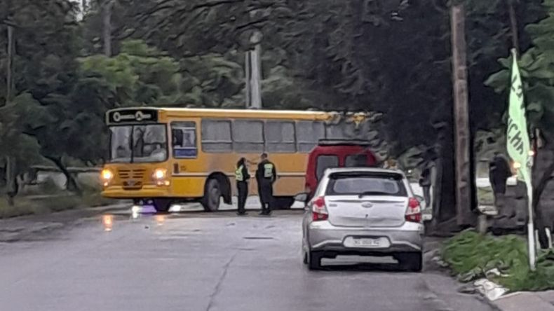 Choque entre un colectivo y una moto.