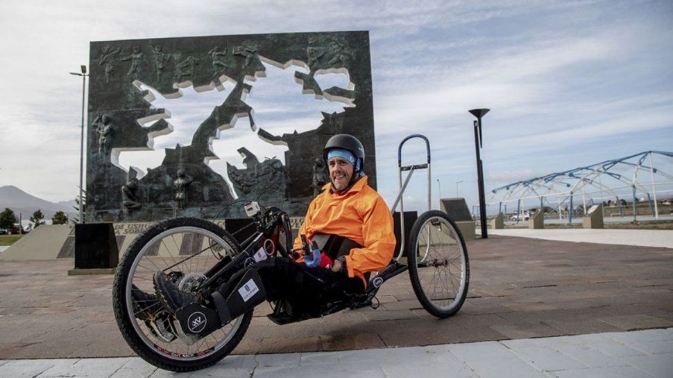 Alexis y su bici en las Islas Malvinas. /Foto: Télam