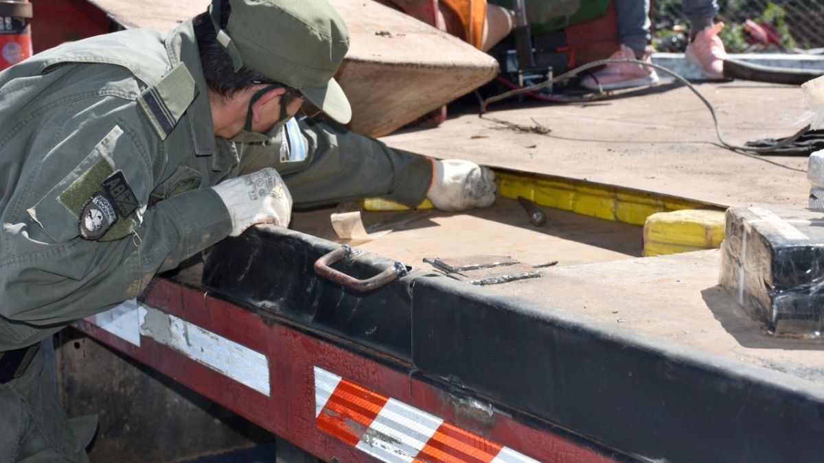 La droga estaba en el falso fondo de una grúa que circulaba por la ruta 34.&nbsp;/Prensa Gendarmería