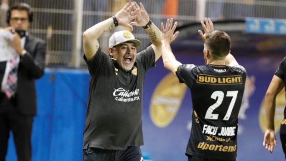 Con el pie derecho: Maradona debutó como DT del Dorados y con goleada