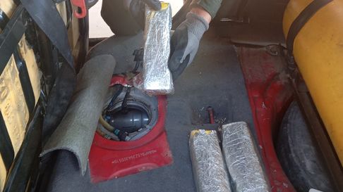 Todo Jujuy | Encontraron más de tres kilos de cocaína ocultos en el tanque de combustible de un auto en Jujuy