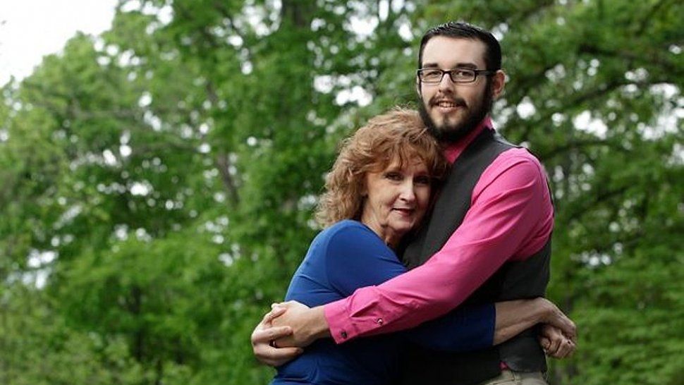 Él tiene 19, ella 72: dos semanas luego de conocerse se casaron sin importar el que dirán 