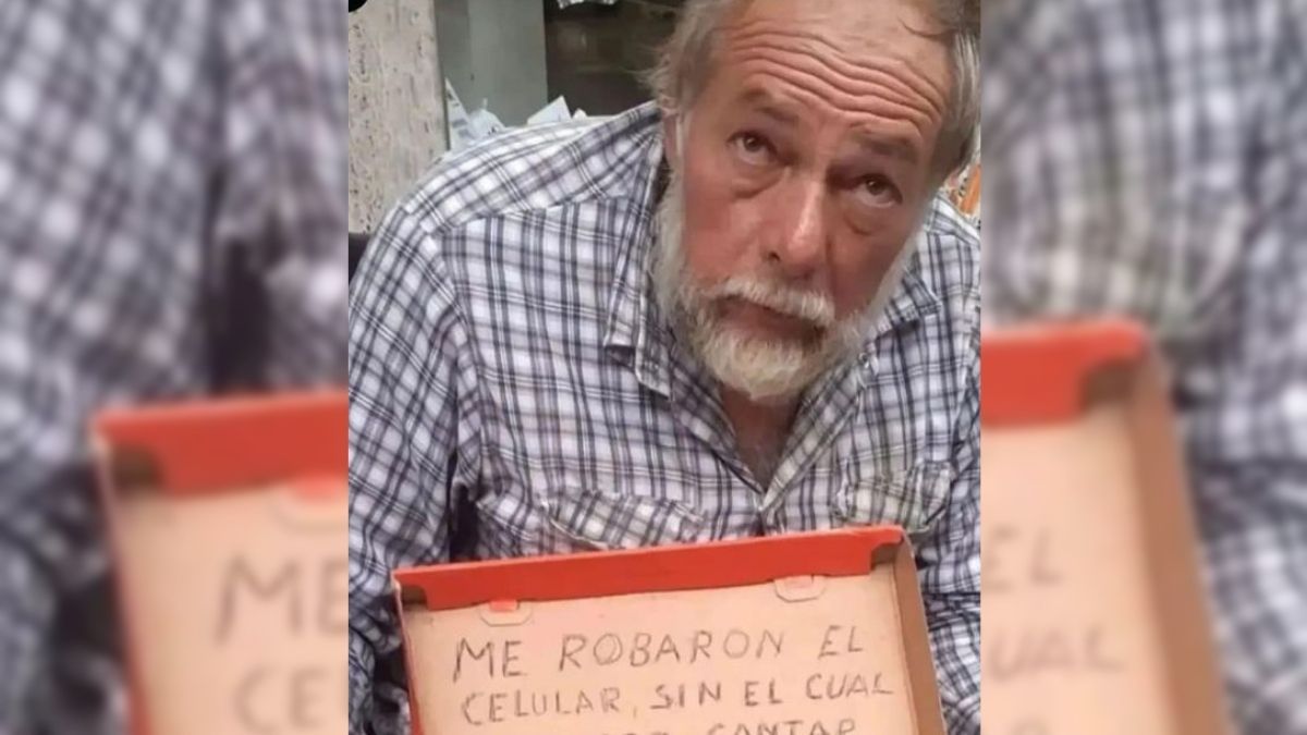 Le robaron el celular a un señor que canta en la calle&nbsp;