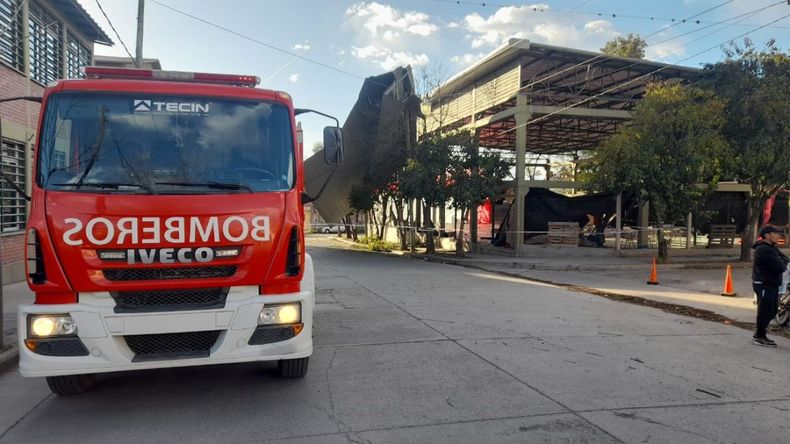 Se voló un techo en la EET Nº2 a causa del viento norte