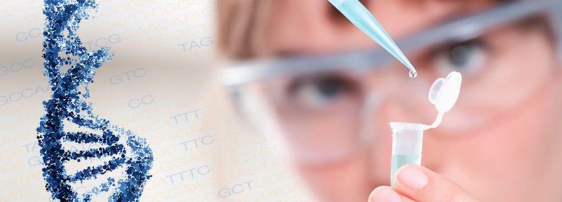 Científica. Una mujer trabaja en un laboratorio. A su lado, un dibujo de una cadena de ADN, el componente del genoma humano.