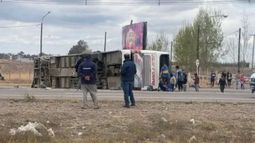 Micro que viajaba con hinchas de Boca volcó en Mendoza: una muerte y decenas de heridos.