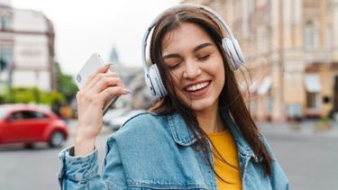 La gente escucha cada vez más música, según un estudio.&nbsp;
