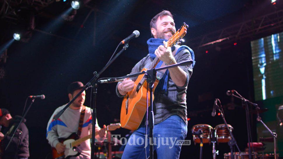 Kevin Johansen se presentó anoche e hizo vibrar al centro cultural Manuel Belgrano