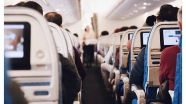 Una aerolínea le pidió a los pasajeros que se pesen al subir