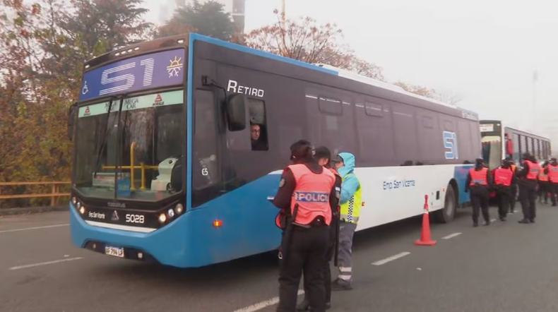 La policía realiza controles en autopistas, previo a la marcha en respaldo a Cristina Kirchner a Plaza de Mayo. (Foto: captura TN) La policía realiza controles en autopistas, previo a la marcha en respaldo a Cristina Kirchner a Plaza de Mayo. (Foto: captura TN)
