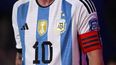 Lionel Messi y la camiseta de los parches dorados.