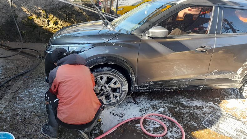 Lavado, aspirado, pulido y tapizados son algunos de los servicios en los lavaderos de autos. La demanda se disparó y los servicios premium&nbsp; superan los $60.000&nbsp;