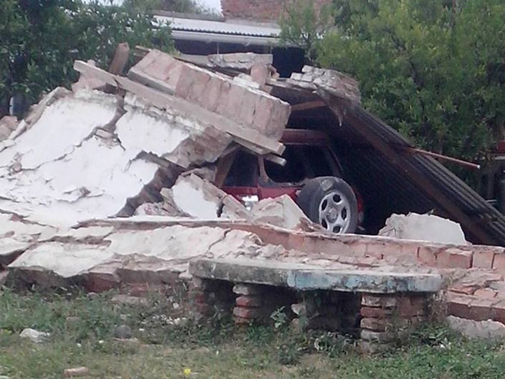Un auto quedó atrapado