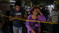 Personas en los alrededores de un edificio que colapsó en Caracas (REUTERS/Gaby Oraa)